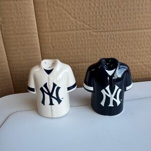 New York Yankees Jersey-Shaped Salt & Pepper Shakers - Navy & White vintage 2009